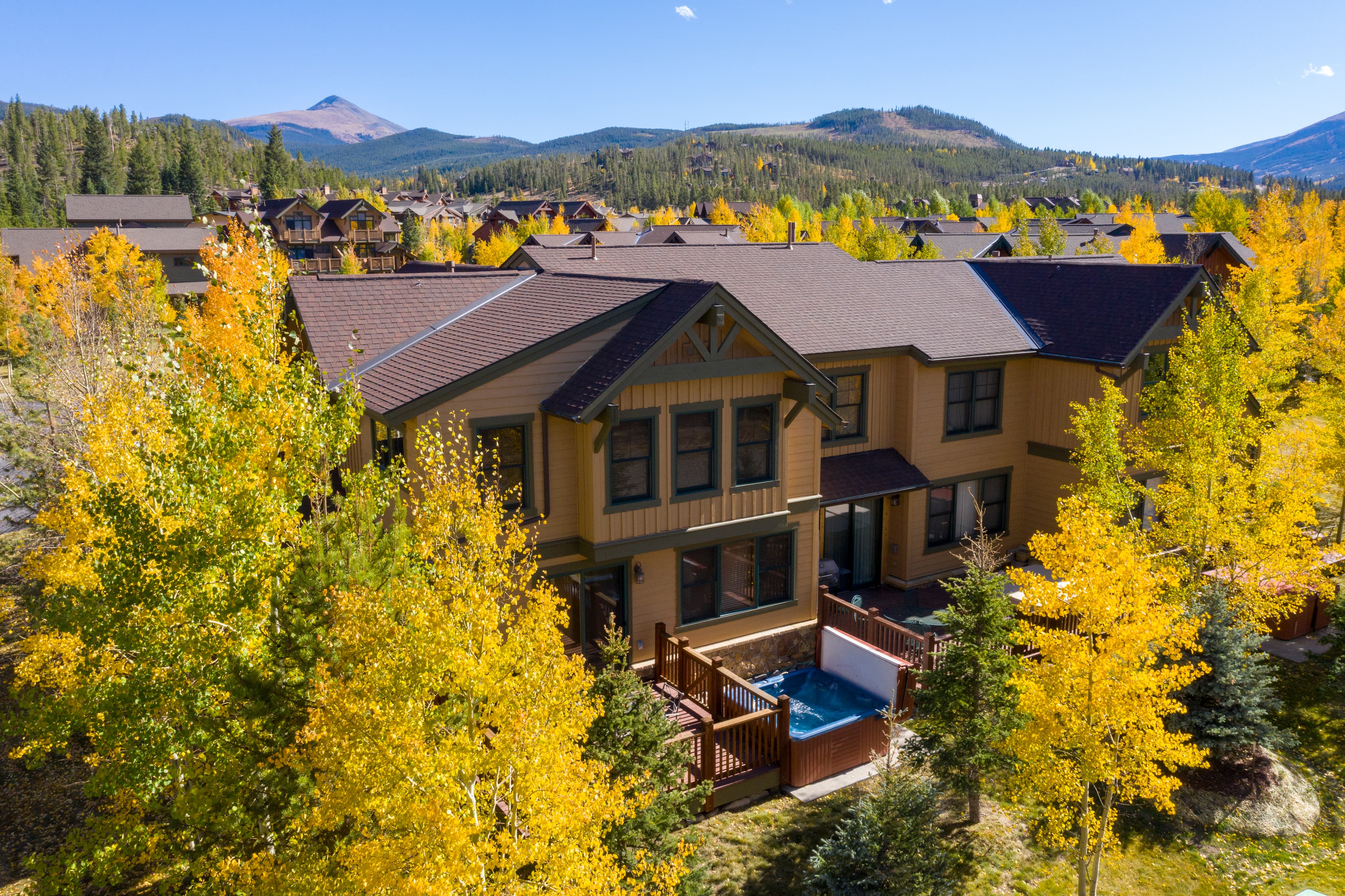 Highland House – Private Hot Tub & Mountain Views